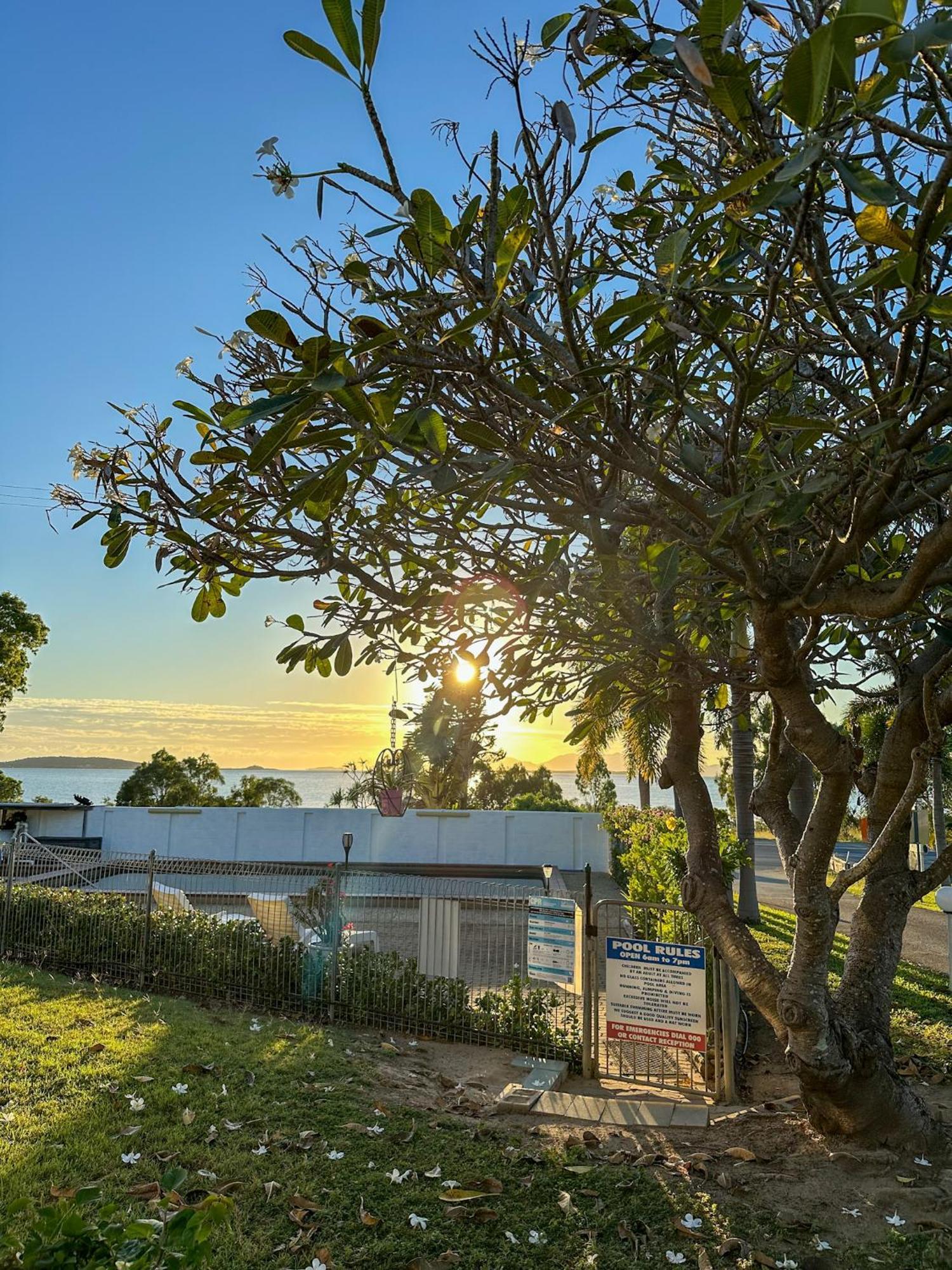 Ocean View Motel Bowen Esterno foto